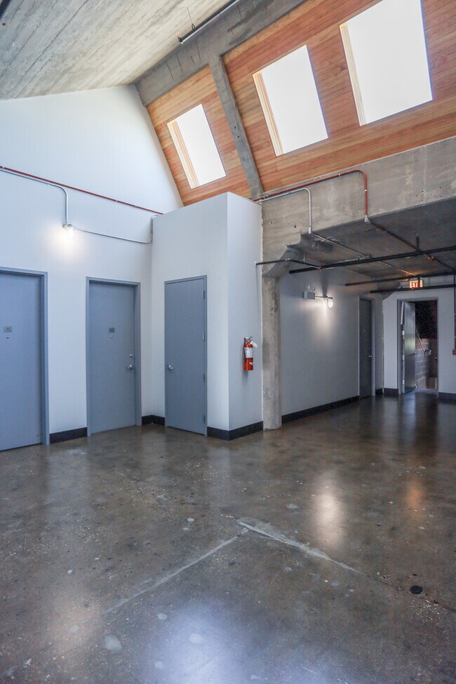 Building Photo - 4046 N Hermitage Ave