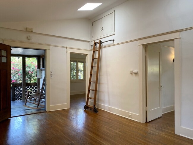 Building Photo - 686 S Grand Ave