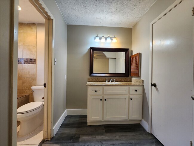 Building Photo - 8327 Bird Run Dr