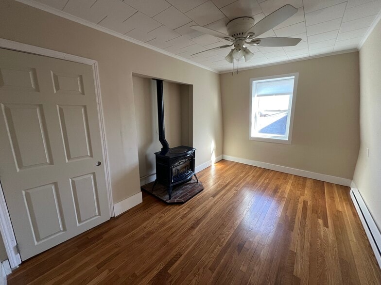 Family room with gas stove - 48 Bank St