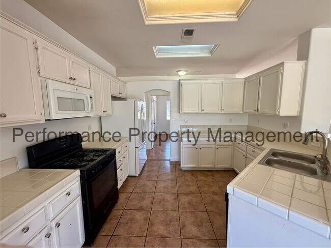 Building Photo - 4 Bed/2 Bath in SW Bakersfield w/ RBP, Solar & $0 Deposit Option