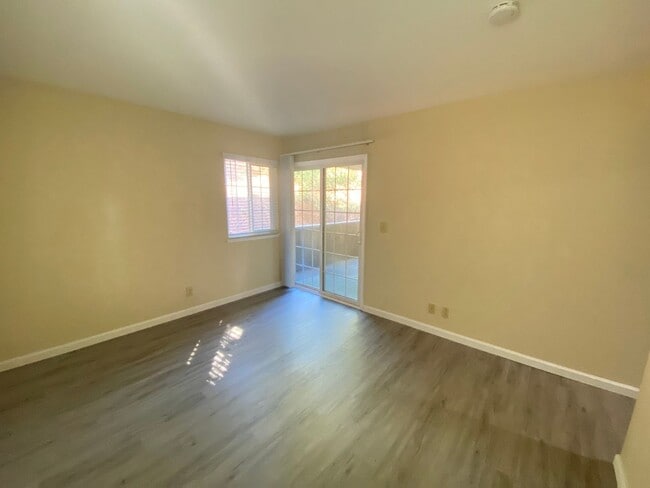 Building Photo - Amazing Condo Nestled in the Oakland Hills W/ Parking, Laundry & Patio!