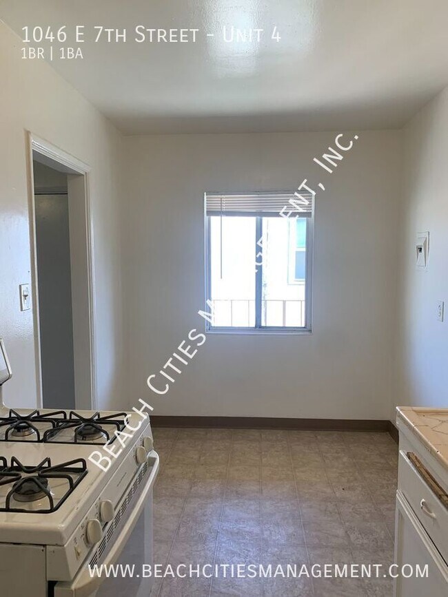 Building Photo - 1046 E 7th St