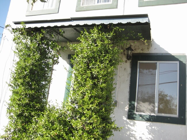 front entrance - 1579 Cerro Gordo St