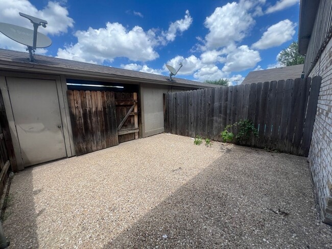 Building Photo - Townhome