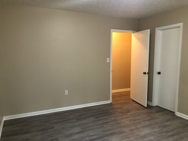 Building Photo - 515 Chateau Dr SE