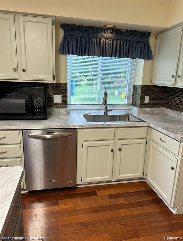 Building Photo - 45655 Larchmont Dr