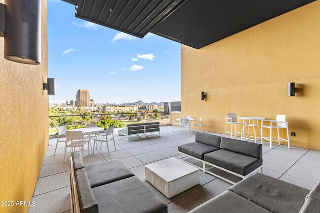 Building Photo - 200 W Portland St