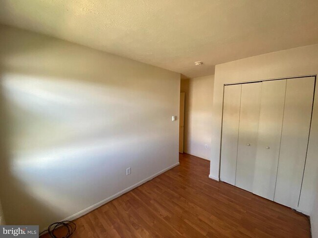 Building Photo - 624 Highview Ct