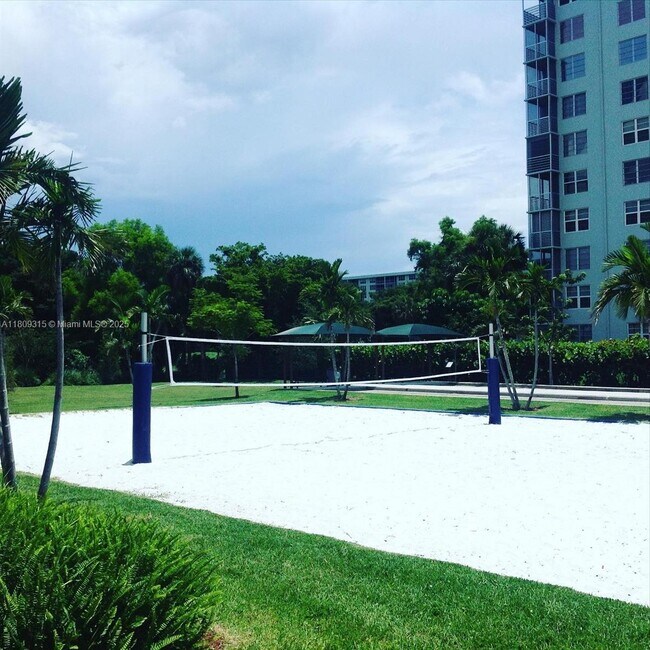 Building Photo - 2701 S Palm Aire Dr
