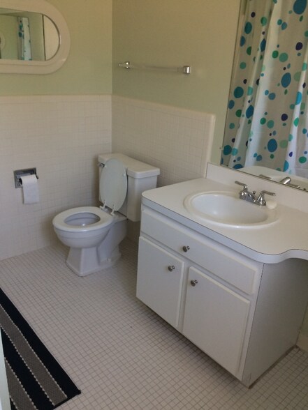 Building Photo - 542 Fox Hills Dr S