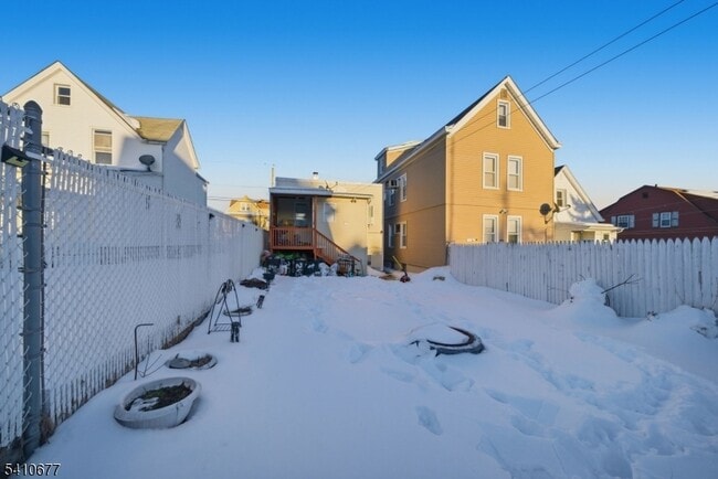 Building Photo - 245 Pierre Ave