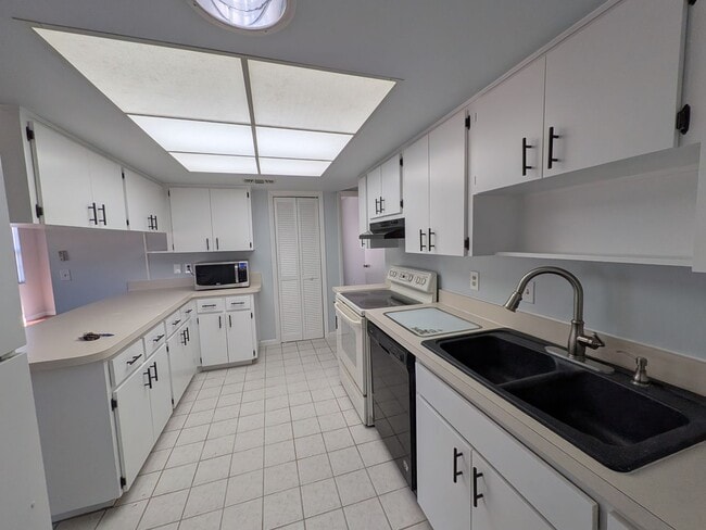 Building Photo - Wonderful 3/2/2 Corner Lot Near Golf Course In Citrus Springs