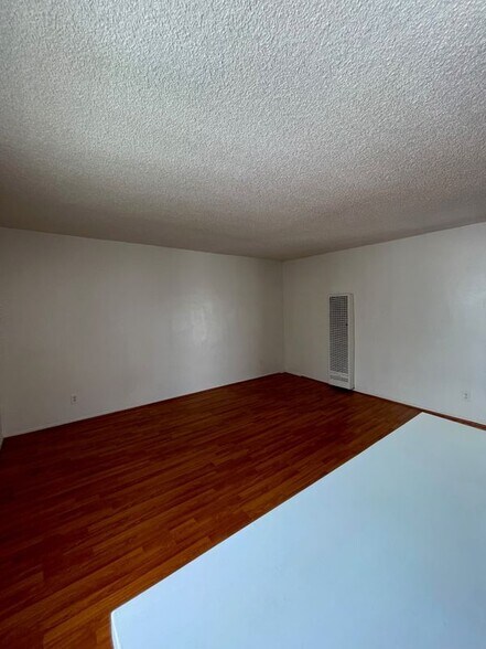 Building Photo - 1260 Beachwood Dr
