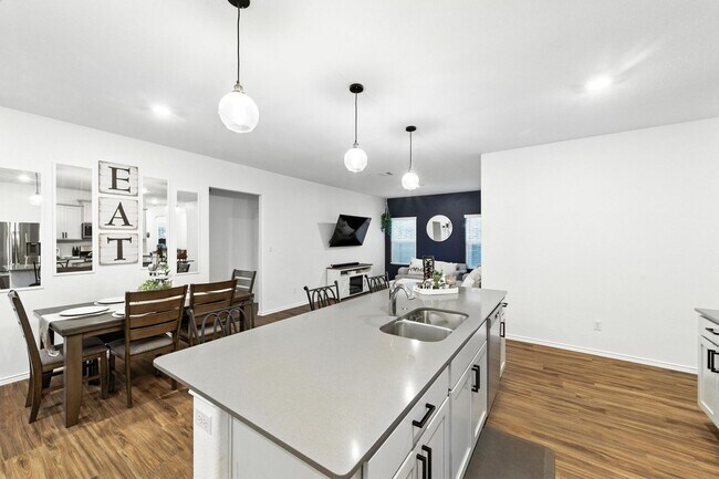 Building Photo - 3/BR 2/BA Home with Modern Touches and Coz...