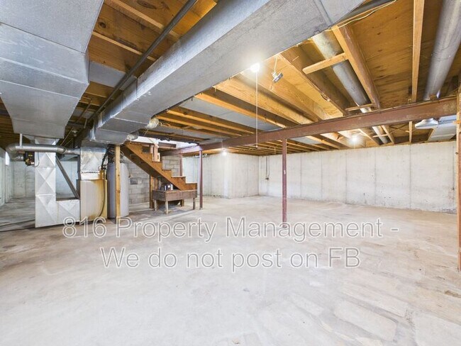 Building Photo - 3929 S Carriage Ln