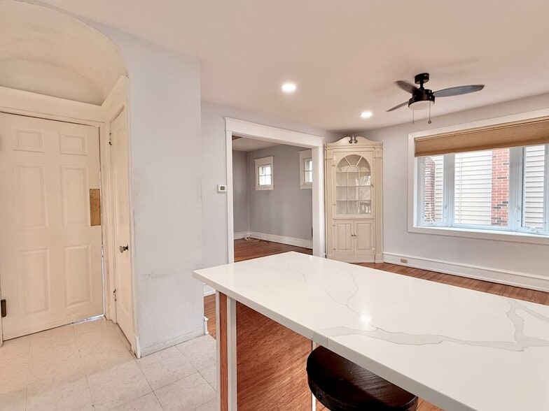 Building Photo - 7041 Harvey Ave