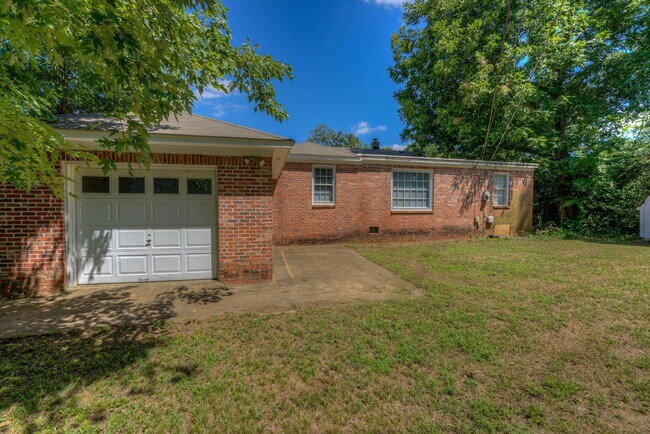 Building Photo - Move-in Special - 1/2 off first month's rent!