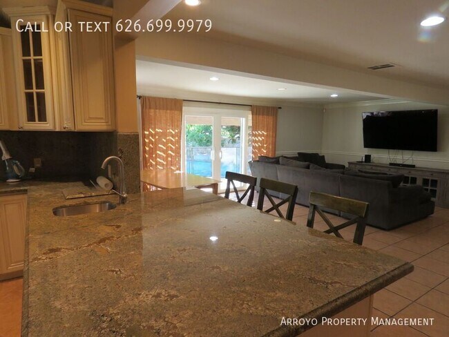 Building Photo - 1212 N Story Pl