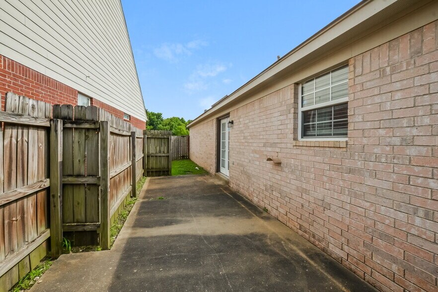 Building Photo - 9961 Fox Run Dr
