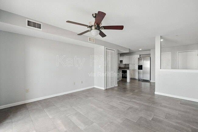 Building Photo - 1005 E 8th St