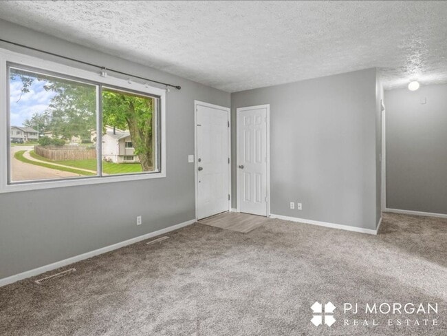 Building Photo - Millard Rental Ready to Impress!