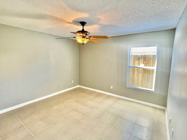 Building Photo - Sanford - 4 Bedroom, 2 Bathroom - $2,395.00