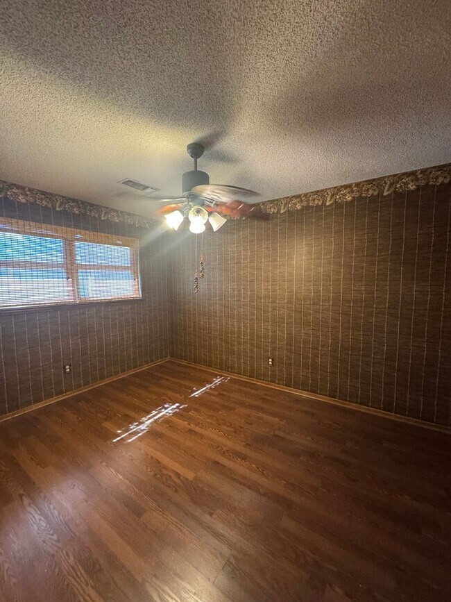 Building Photo - Adorable 4bedrooms 2bathrooms 2car garage CH/A