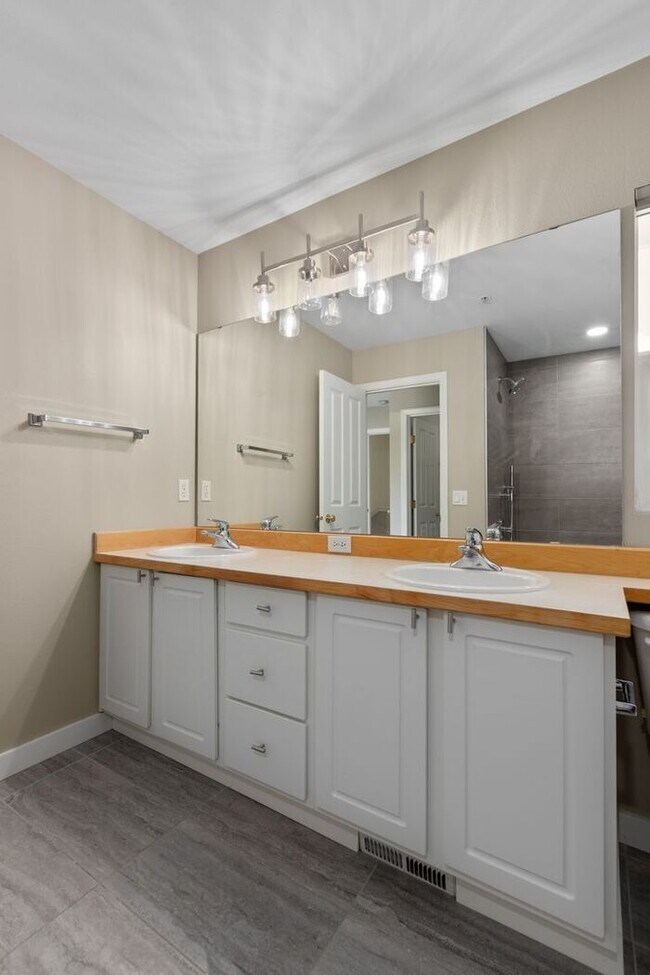 Building Photo - AIR CONDITIONED Townhome in Beautiful Summ...