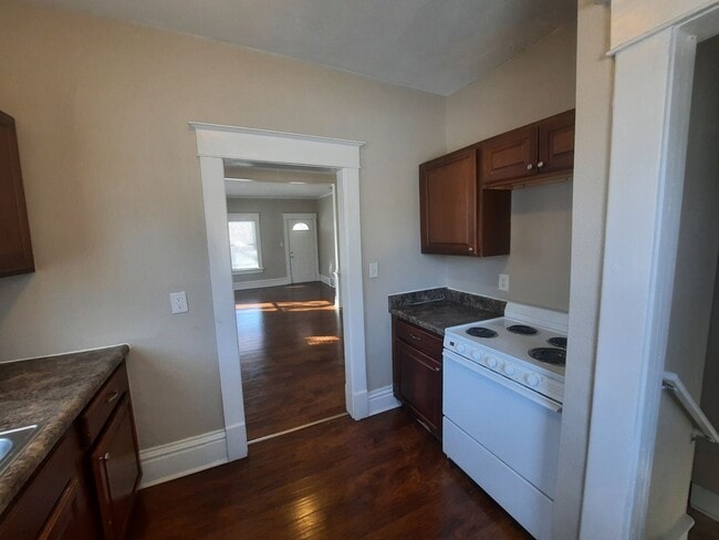 Building Photo - 2 Bedroom, 1 Bathroom home near Drake Univ...