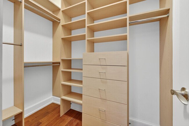 Building Photo - Available Now! High End 2 Bed 2 Bath in Luxury Building with Pool, Gym, Parking