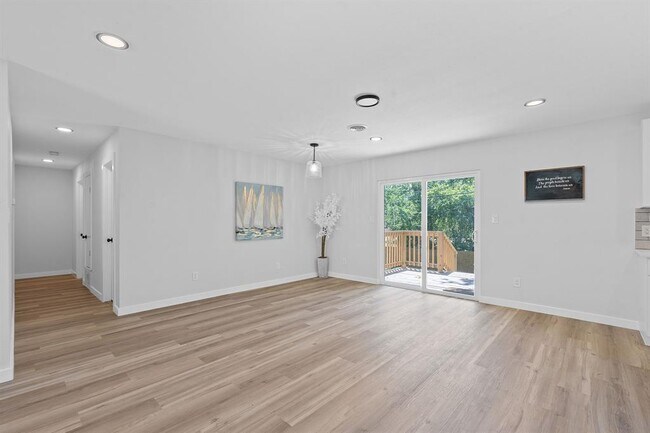 Building Photo - 711 Santa Rosa Dr