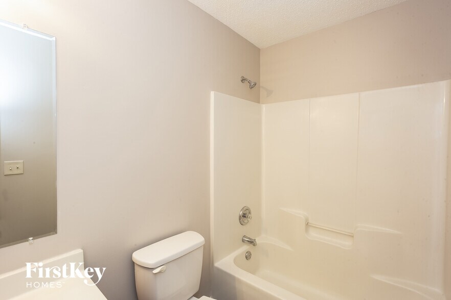 Building Photo - 2192 Mallard Pointe Dr