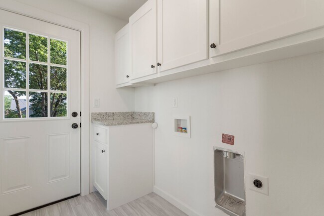 Building Photo - Gorgeous 3 bedroom 2 bathroom home