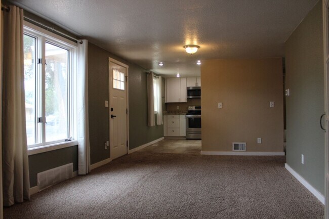 Building Photo - 3 BR/ 1 BA Ranch home in Commerce City!