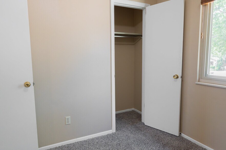 Building Photo - 2617 Montebello Dr W