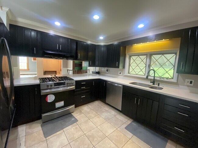 Building Photo - Beautiful 4 bedroom 1.5 bath located in th...