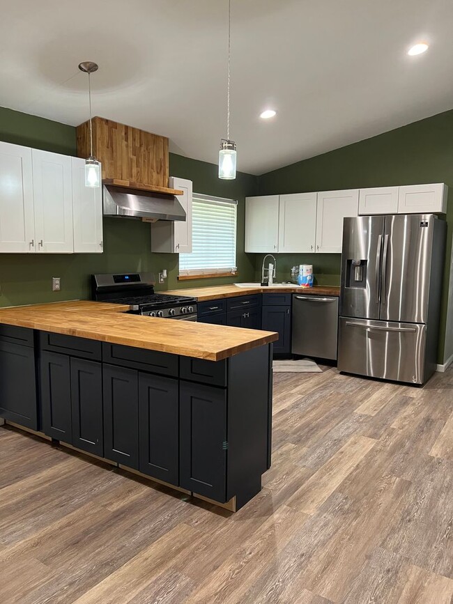 Building Photo - Home for lease