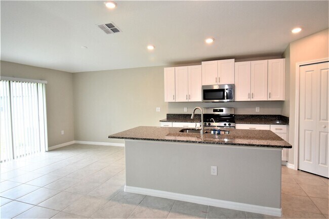 Building Photo - Like New 4 Bedroom Home