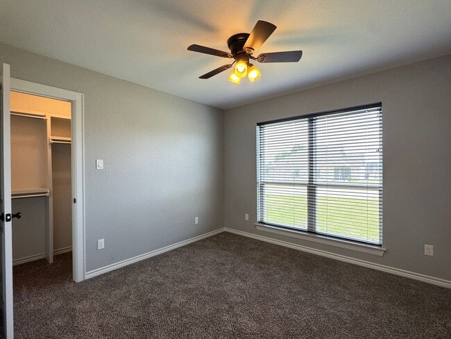Building Photo - 205 Meadow Ln