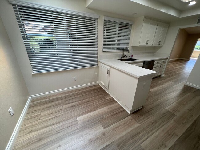 Building Photo - Updated 2 bed / 2 bath Capri in Leisure Village