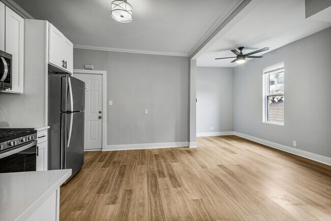 Building Photo - Gorgeous, Updated Duplex 2bd/2bth, Wicker Park Avail 5/1