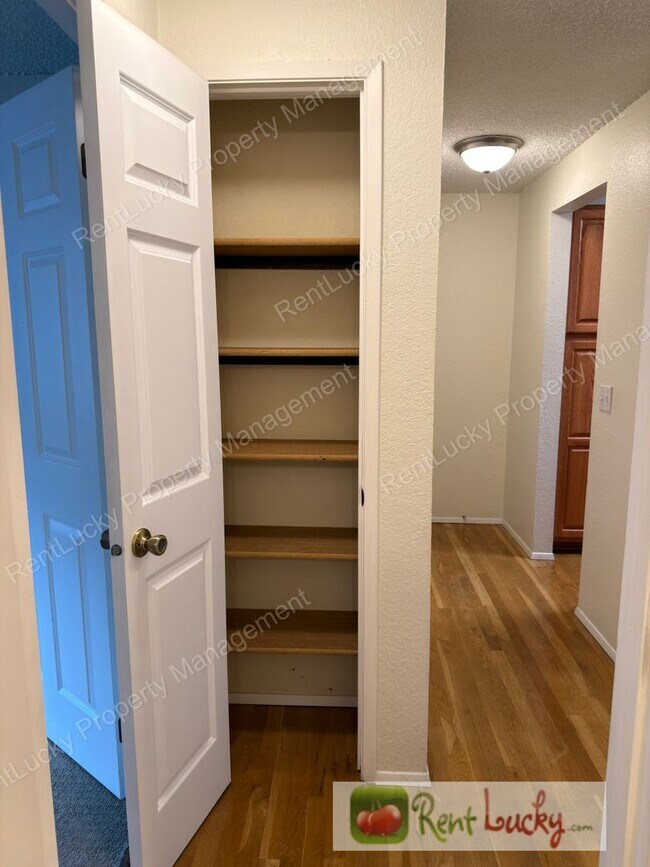 Building Photo - Cozy Kirkland Condo! 1 Bed, 1 Bath w/ Updated Kitchen and Additional Parking!