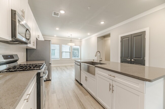 Building Photo - 3-Story 3 Bedroom, 3.5 bath Townhouse in a great community with easy access to PGBT and DNT