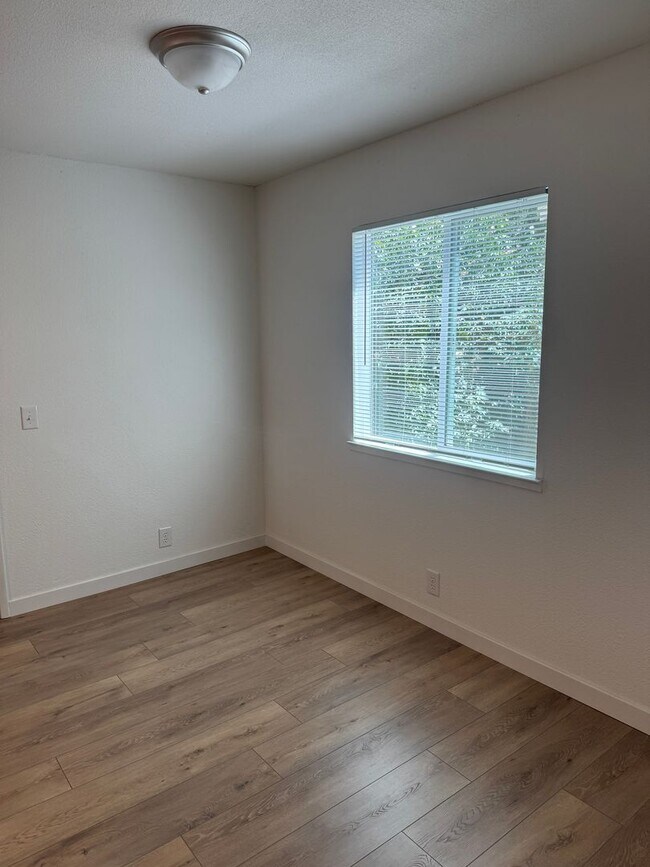 Building Photo - Newly renovated Cottage in Shasta Lake City!