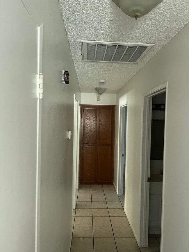 Building Photo - South Central Bakersfield House