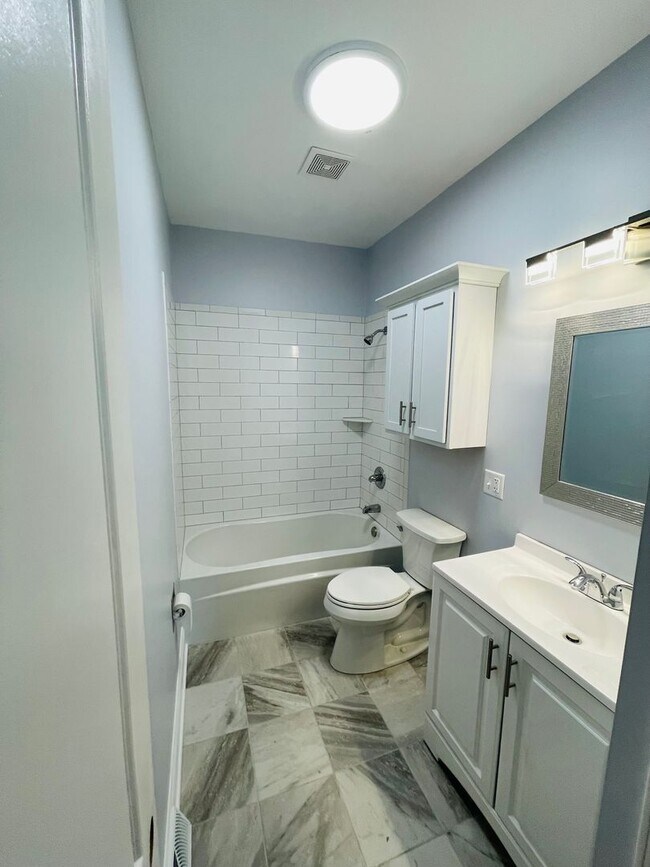 Building Photo - 2 bedroom in Lawrenceville with Deck and Parking Spot!