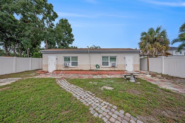 Primary Photo - 213 N Lincoln Ave