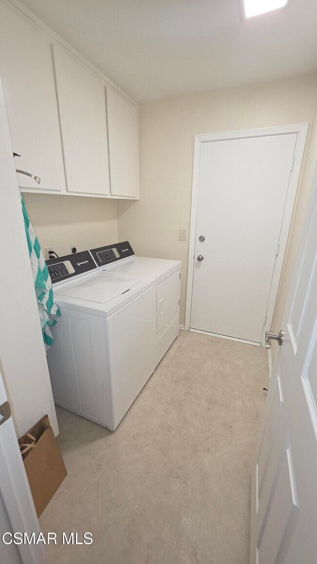 Building Photo - 2794 Parkview Dr