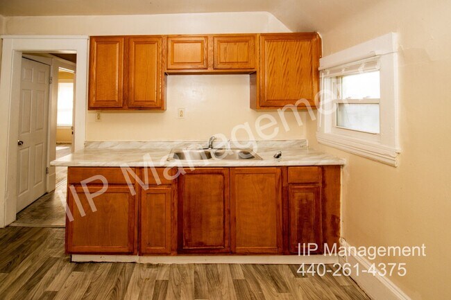 Building Photo - 2142 W 105th St